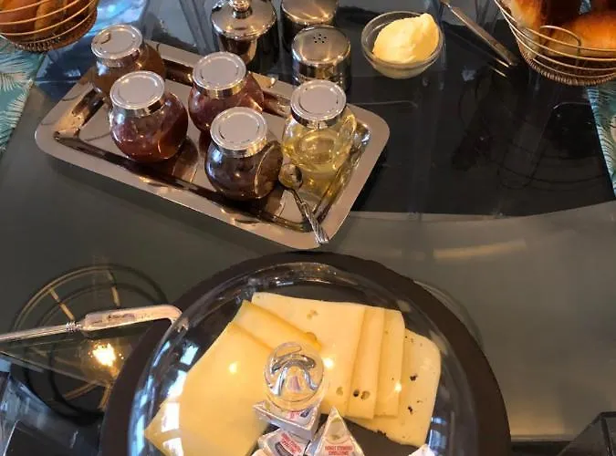 La De Lola Bed and Breakfast 3*